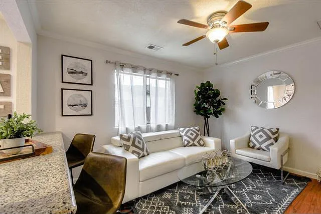 3 bed, 1100 sqft, $3,300 — Photo 2