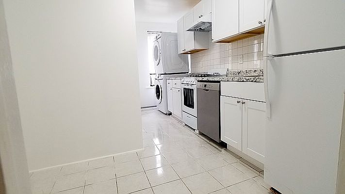 1st image of 129 E 7th St #7