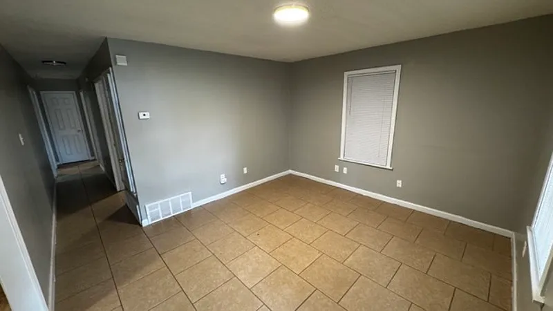 3 bed, 1.0 bath, 1091 sqft, $995 — Photo 3