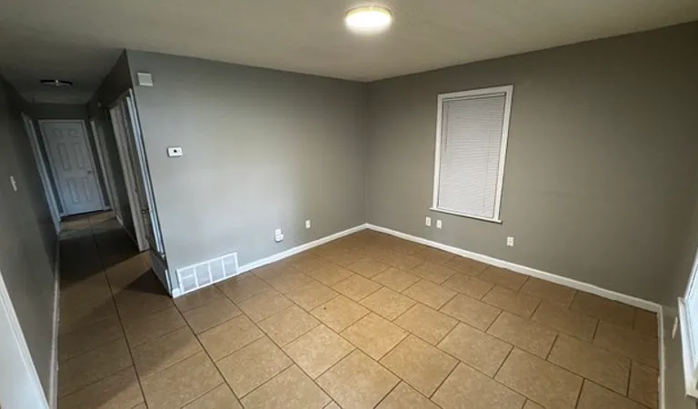 1496 Oakwood St — Photo 3