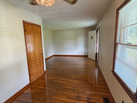 5th image of 580 Monroe St