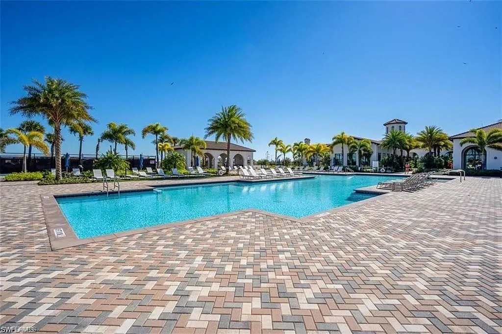 3 bed, 2.5 bath, 1981 sqft, $2,400 — Photo 1