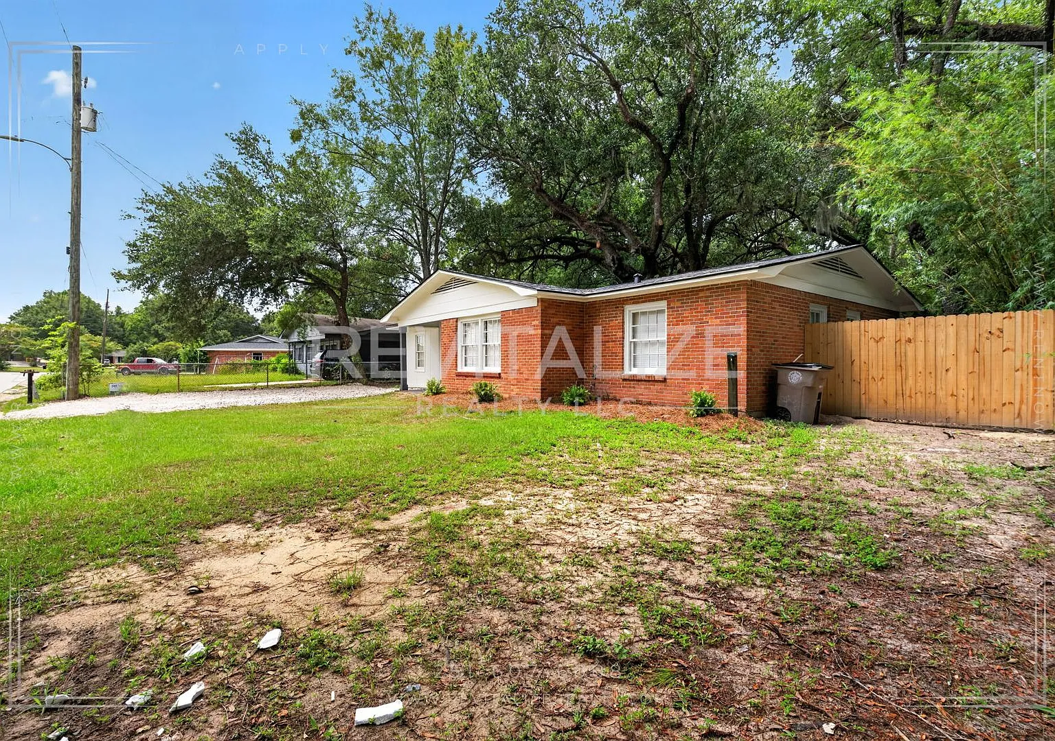 4BR Brick/Wood Charm Porch + Carport — Photo 4