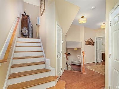 3rd image of 880 Queen City Cres