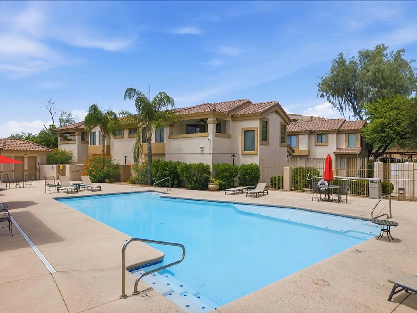 Charming 1 Bed / 1 Bath with Resort-Style Amenities! — Photo 2
