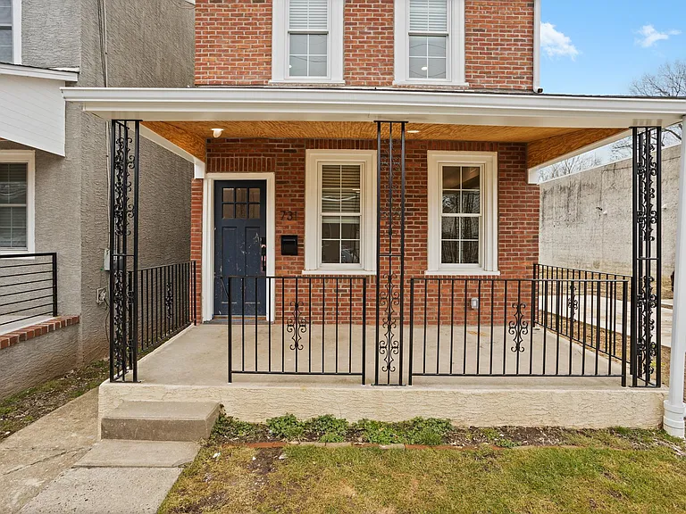 731 E Elm St — Photo 2