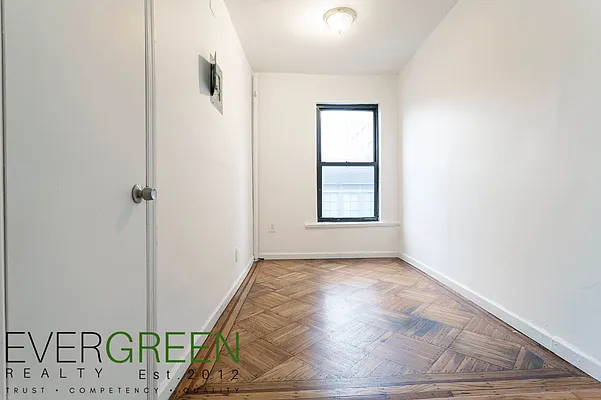 Rented by Evergreen Apartments BK | media 16