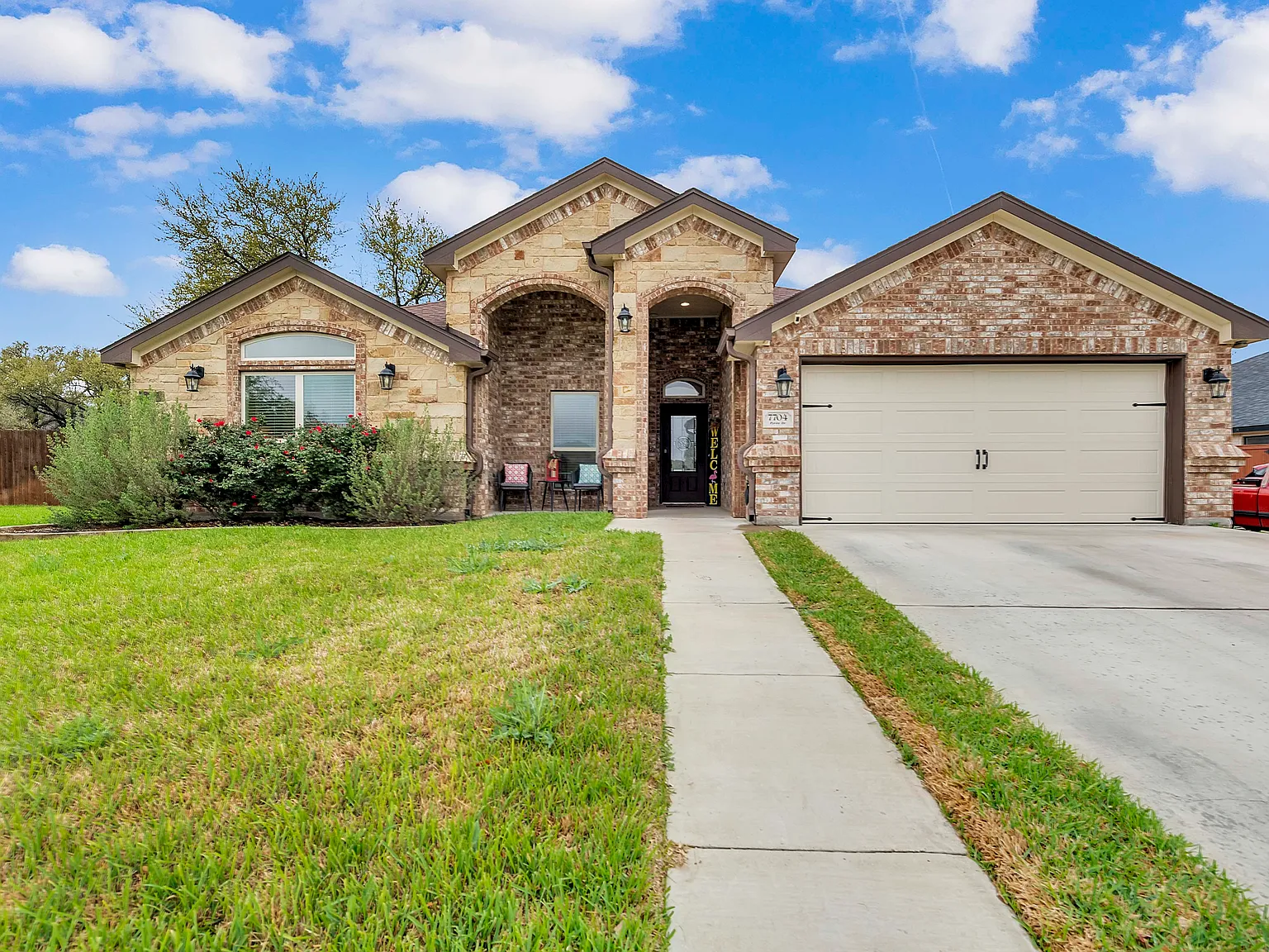 4 bed, 1964 sqft, $2,800 — Photo 1