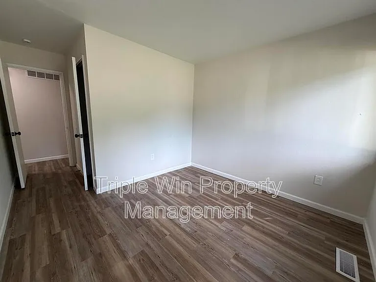 945 Paddock Dr — Photo 18