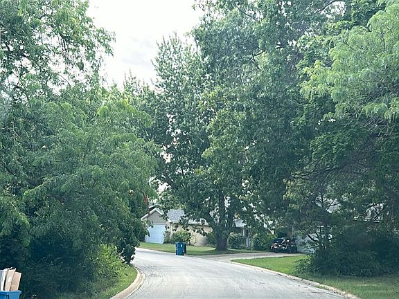 5th image of 8 Inverness Dr