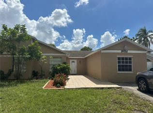 19551 NW 57th Pl, Hialeah, FL 33015