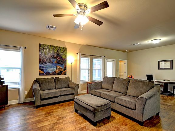 4th image of 204 N Ivy Ln