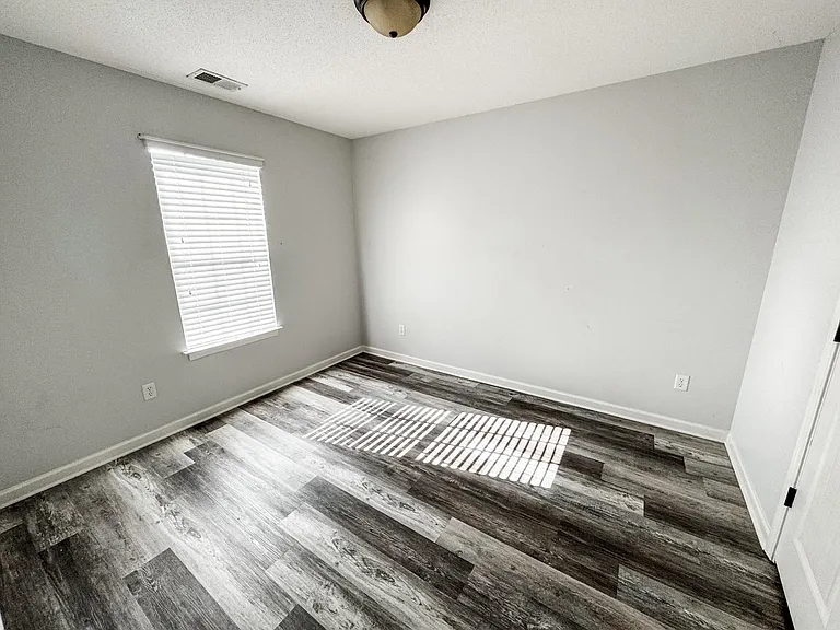 1645 Sawmill Creek Ln — Photo 9