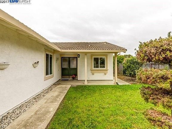 3rd image of 32428 Springwood Dr