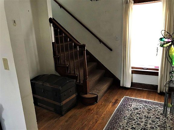 4th image of 310 E Van Norman Ave