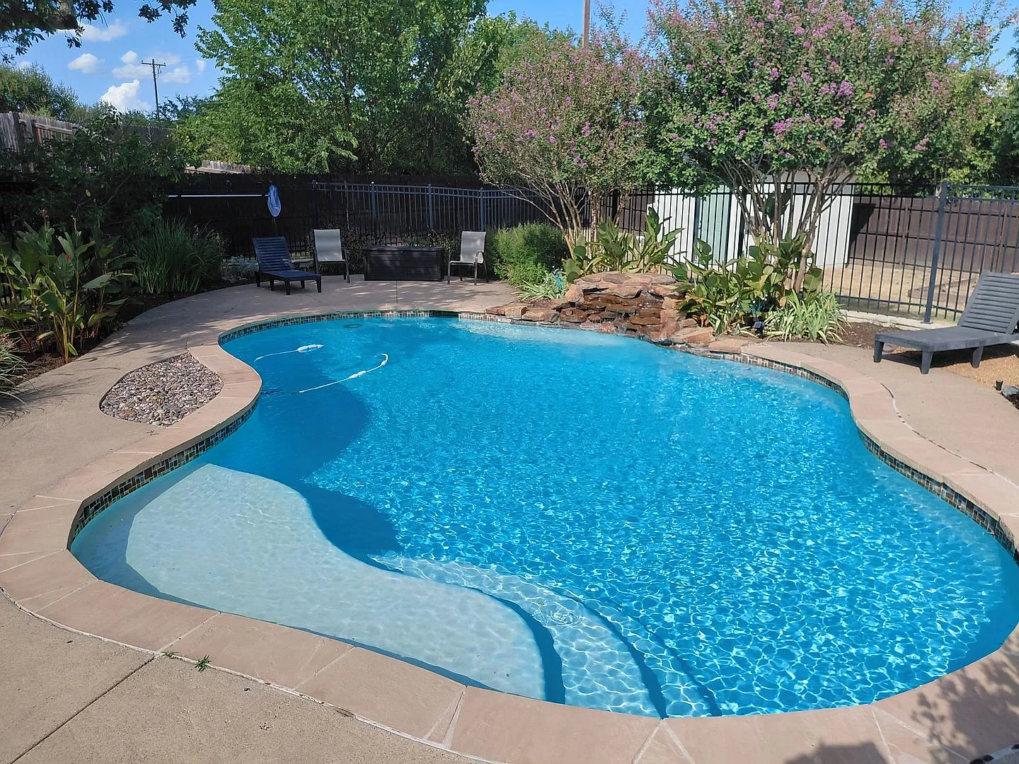 3/2/2 Lawn And Pool Care Included — Photo 4