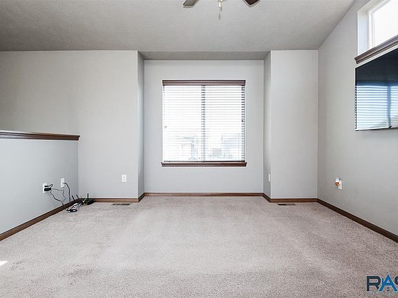 5th image of 423 Lien Ave
