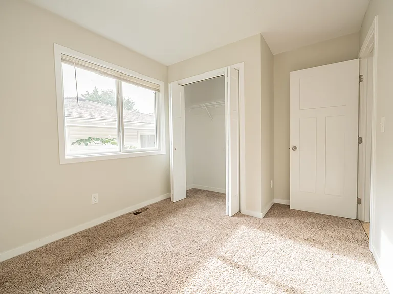 311 E Diehl Ave — Photo 8
