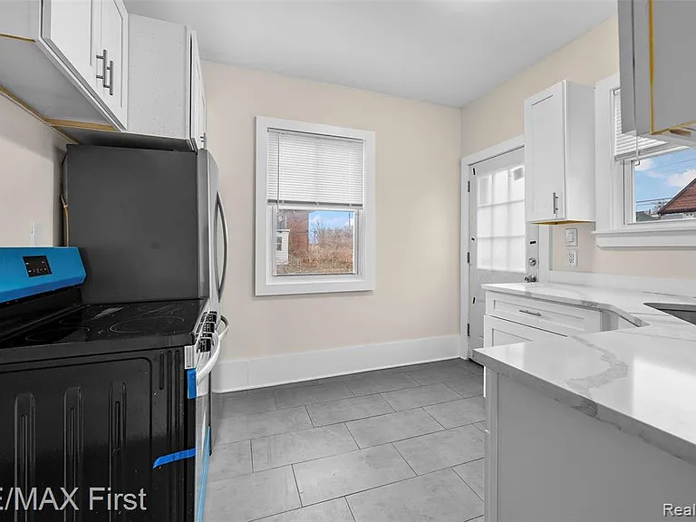 556 Leicester Ct — Photo 10