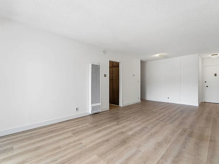 1131 Sanborn Ave — Photo 9