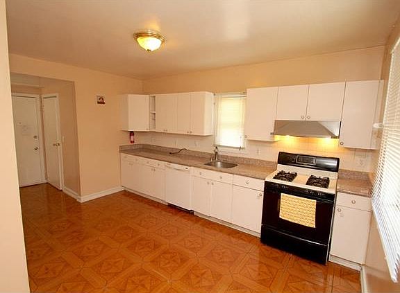 3rd image of 415 Bruce Ave