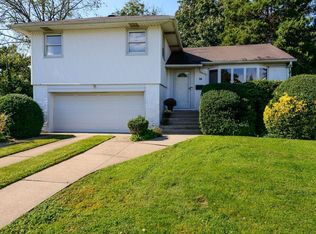 16 Forest Dr, Plainview, NY 11803