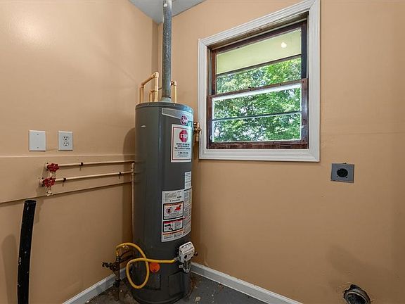 3rd image of 330 Roberts St