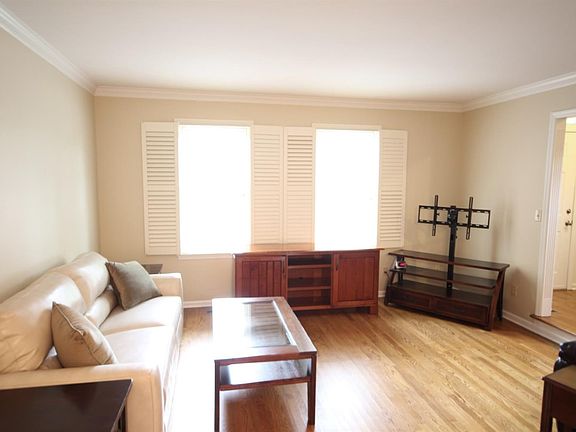 3rd image of 319 Chippendale Cir