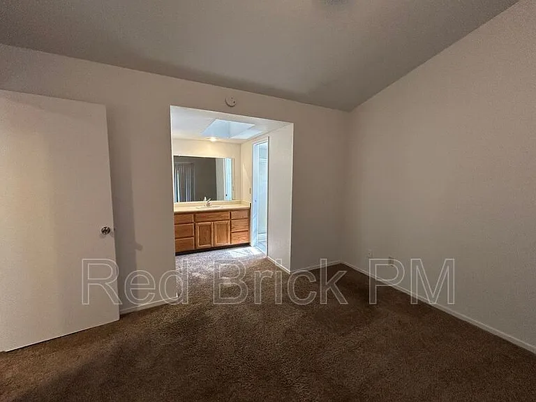 1378 Queens Cir — Photo 3