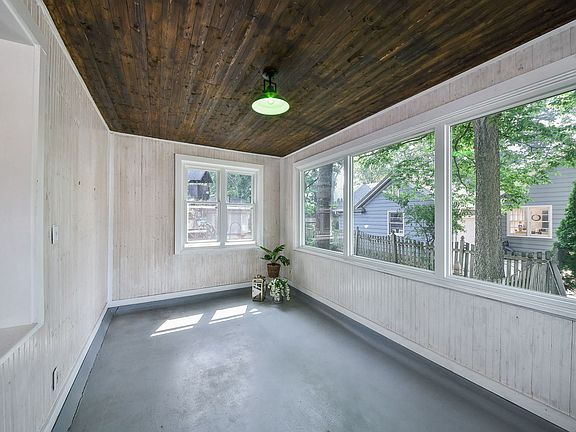 5th image of 226 N Van Buren St