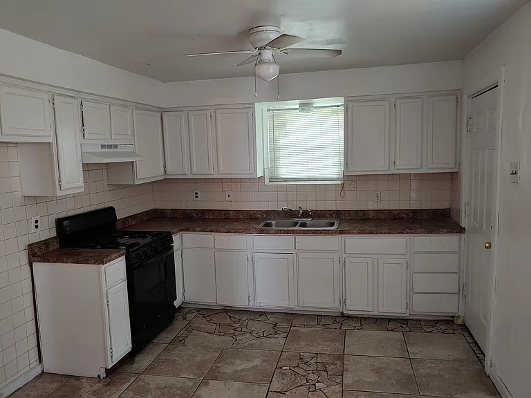 2132 John Ave — Photo 5
