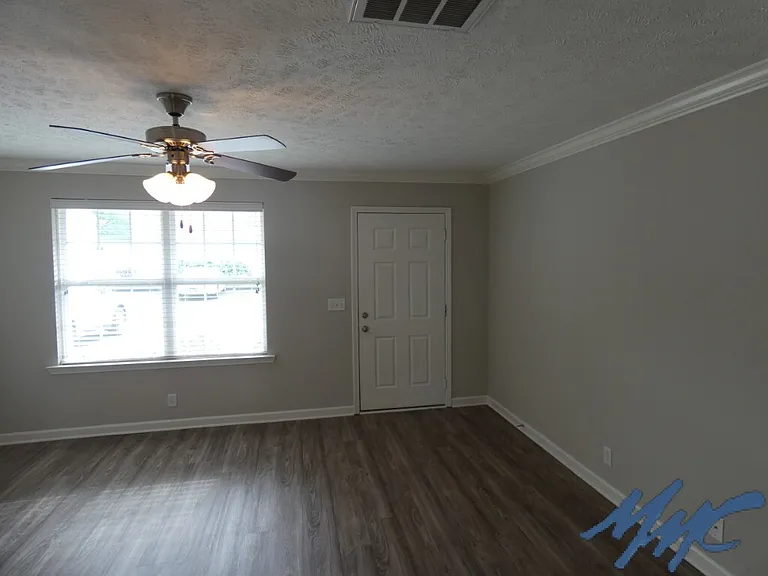 1423 Clydesdale St — Photo 3