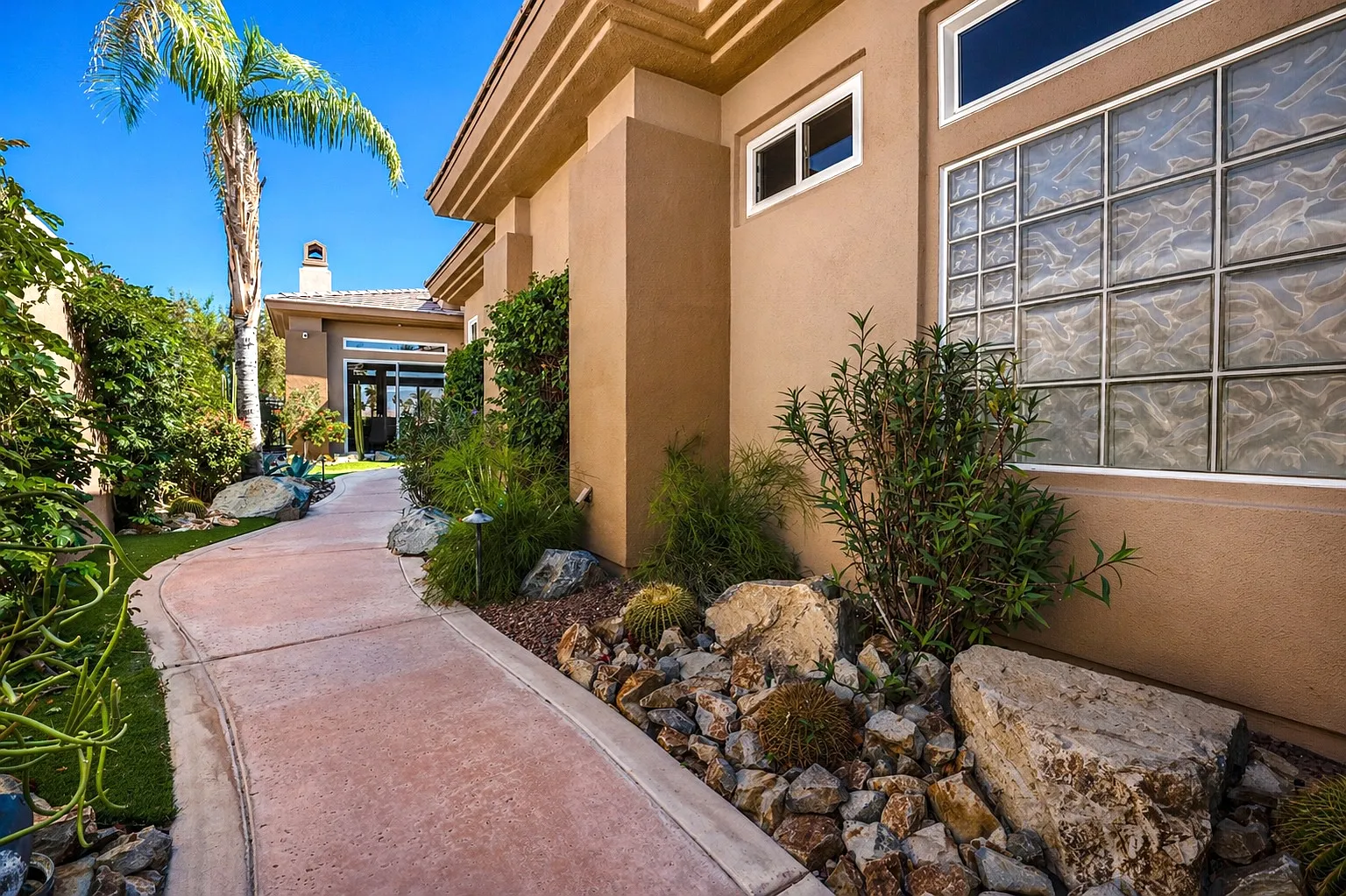 3 bed, 2742 sqft, $4,000 — Photo 4