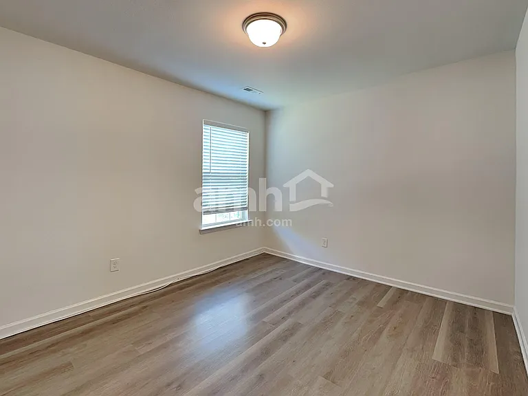 1882 Woodstone Dr — Photo 11