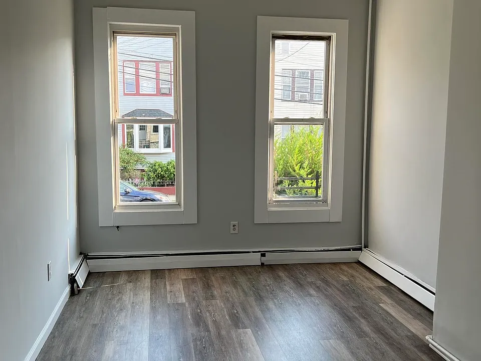 112 Irving St #2L