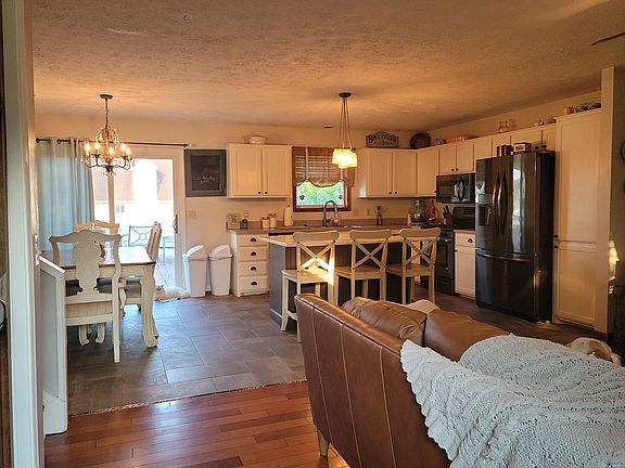 3rd image of 264 Finch Dr