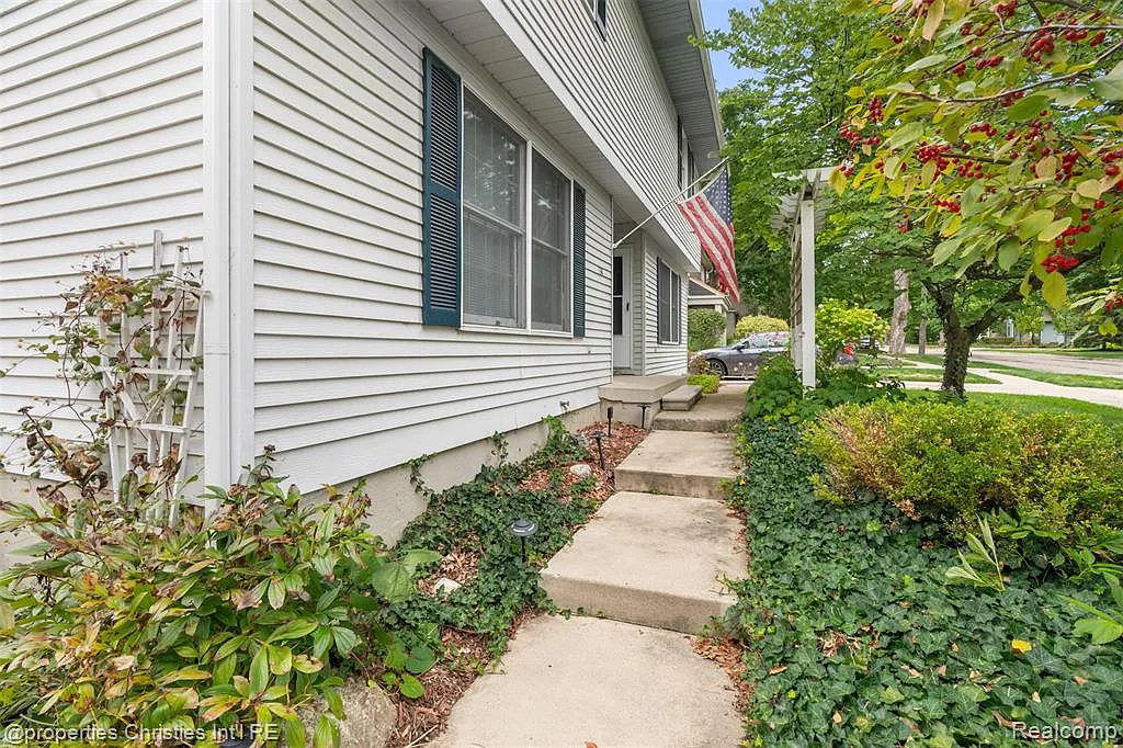 2 bed, 1.5 bath, 1155 sqft, $1,900 — Photo 2