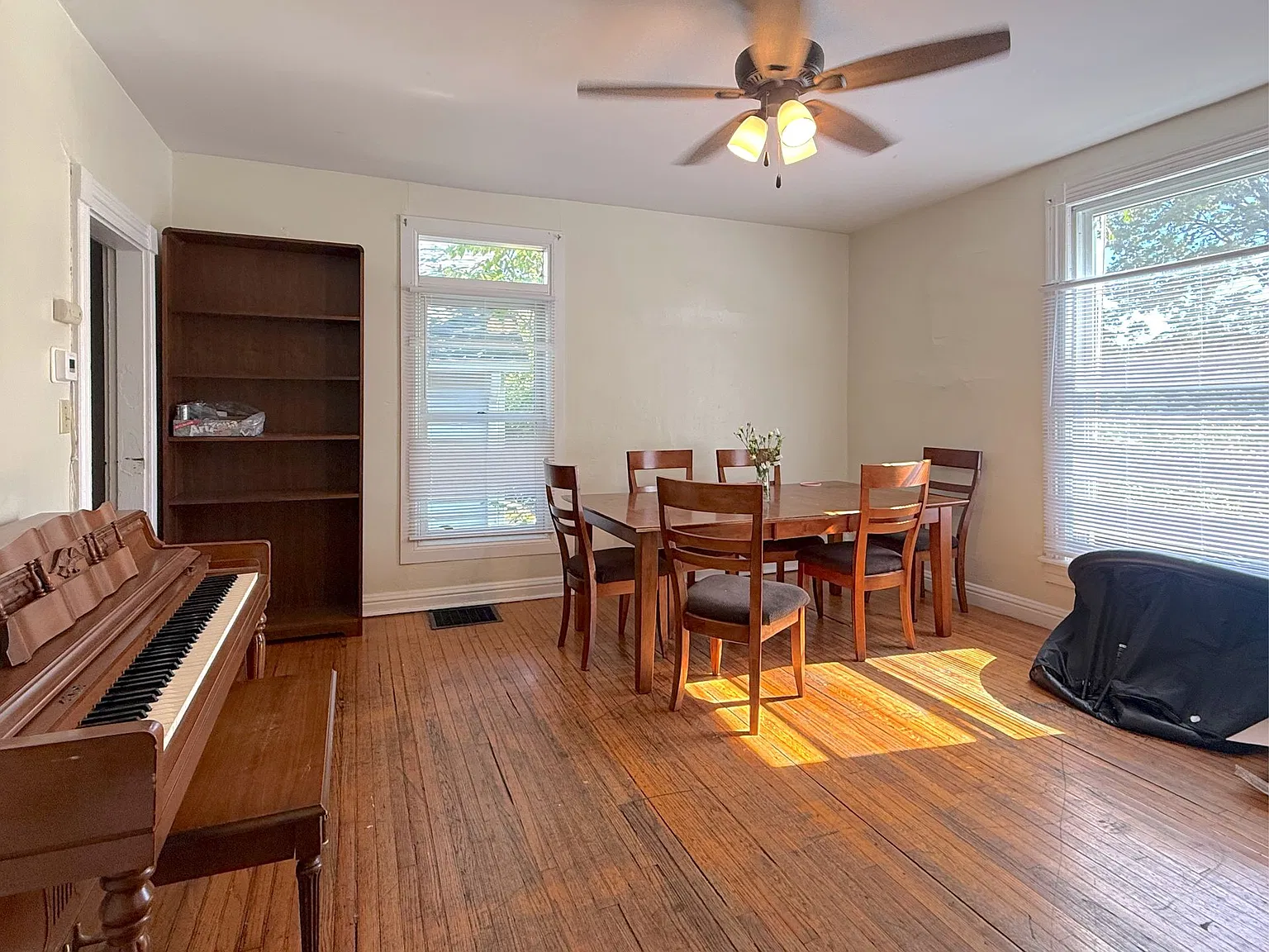**August 2027** Amazing Downtown Location Near IU!! Spacious 5 Bed, 2 Bath House with a Backyard!! — Photo 2