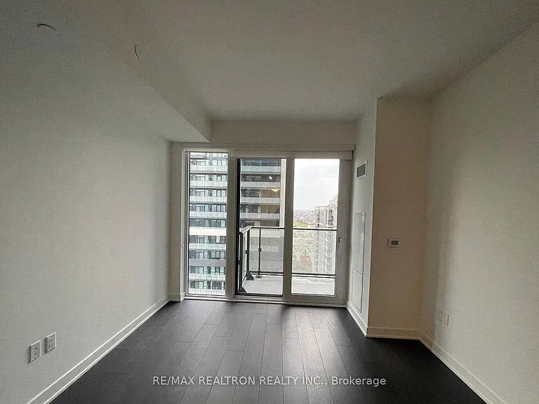 95 Oneida Cres #1106 — Photo 1