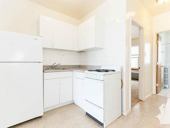 4th image of 4756 N Maplewood Ave APT G6
