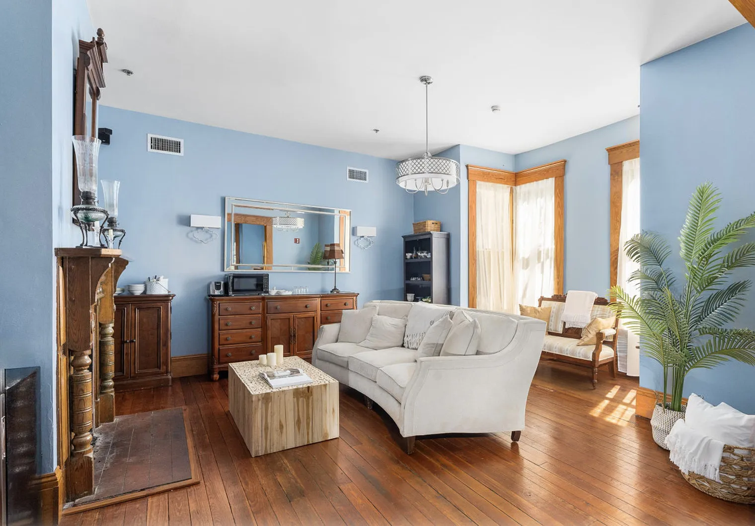 7 bed, 7.0 bath, 5790 sqft, $12,819 — Photo 4