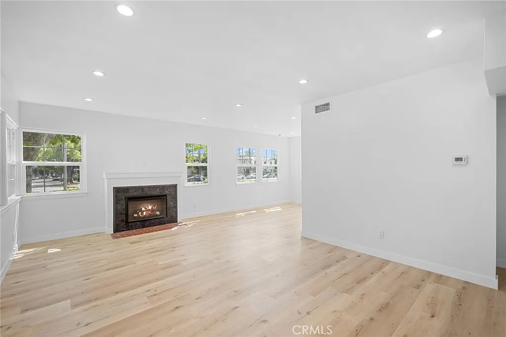 2 bed, 1.5 bath, 1200 sqft, $4,000 — Photo 4
