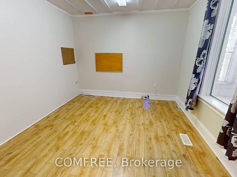 1405 King St E — Photo 8