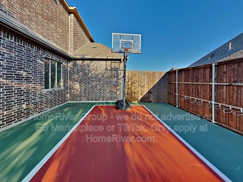 5 bed, 4.0 bath, 4654 sqft, $6,500 — Photo 2