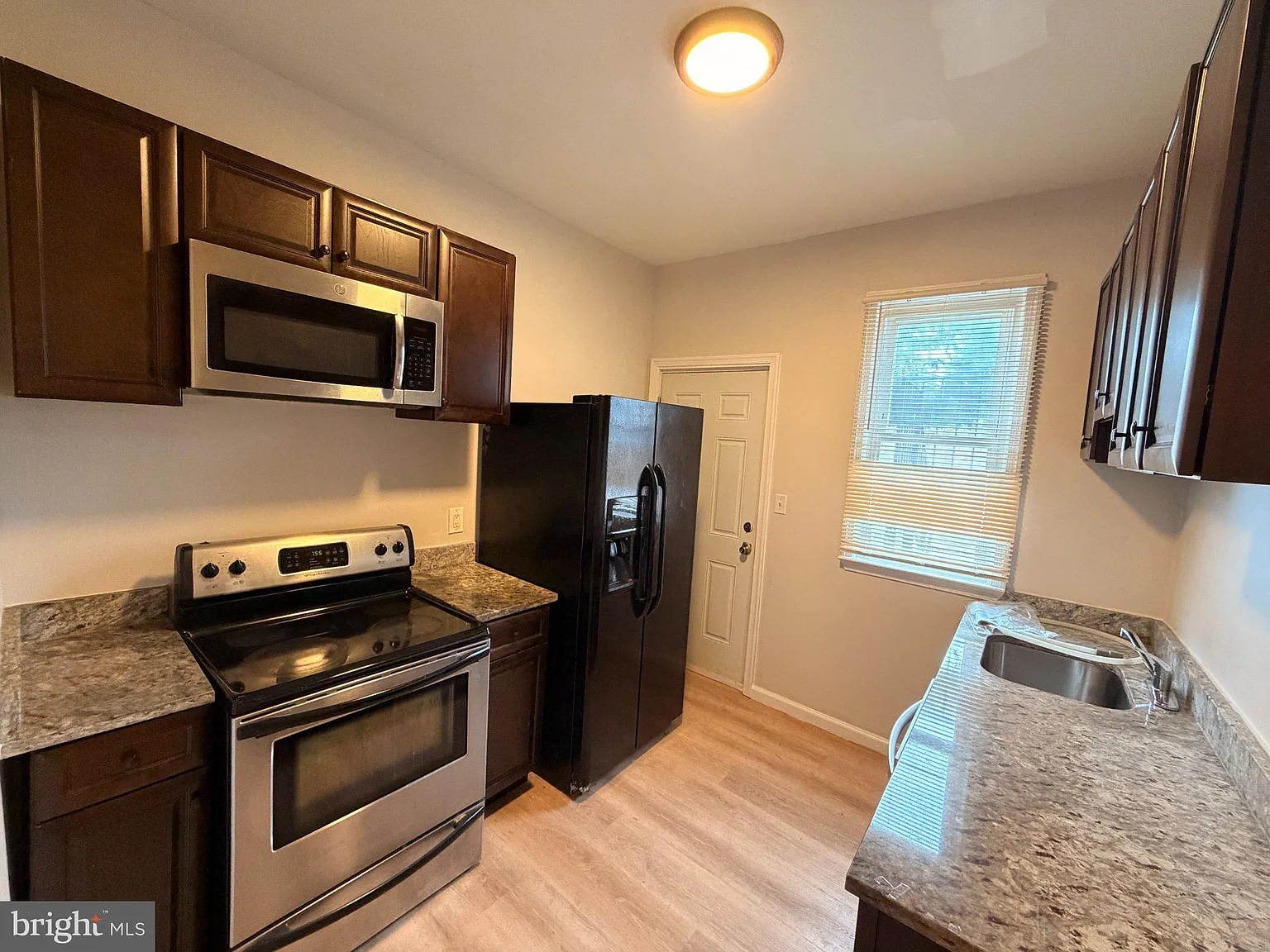2 bed, 1.0 bath, 1000 sqft, $1,225 — Photo 2
