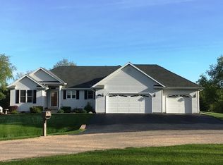 208 Crow Ct, Dixon, IL 61021