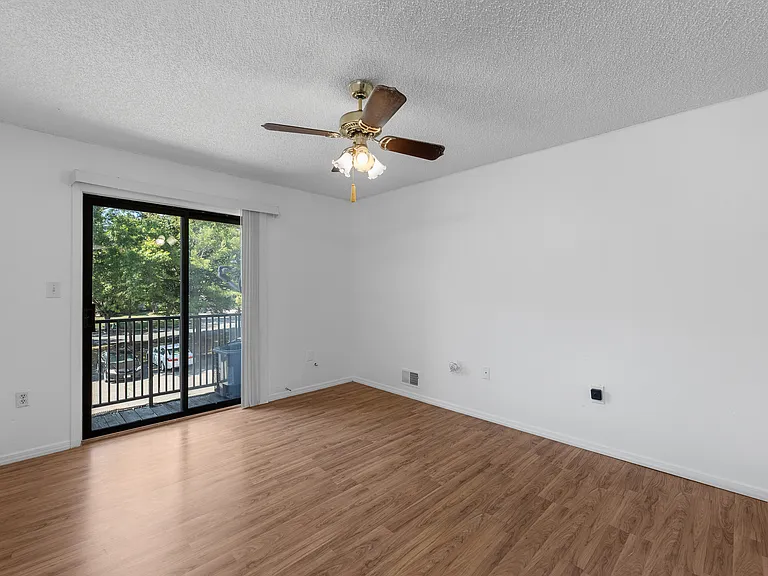61 Canterbury Ct — Photo 1