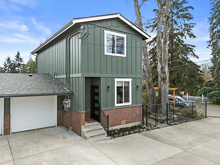 8511 Woodlawn Ave SW — Photo 2