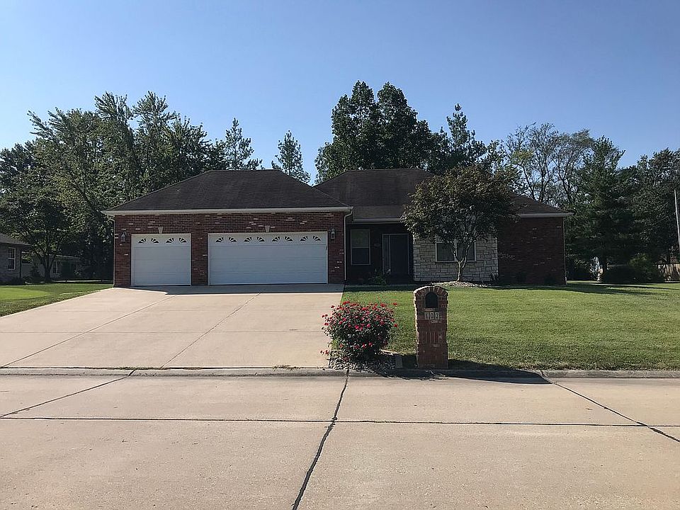 1st image of 102 Woods Manor Dr