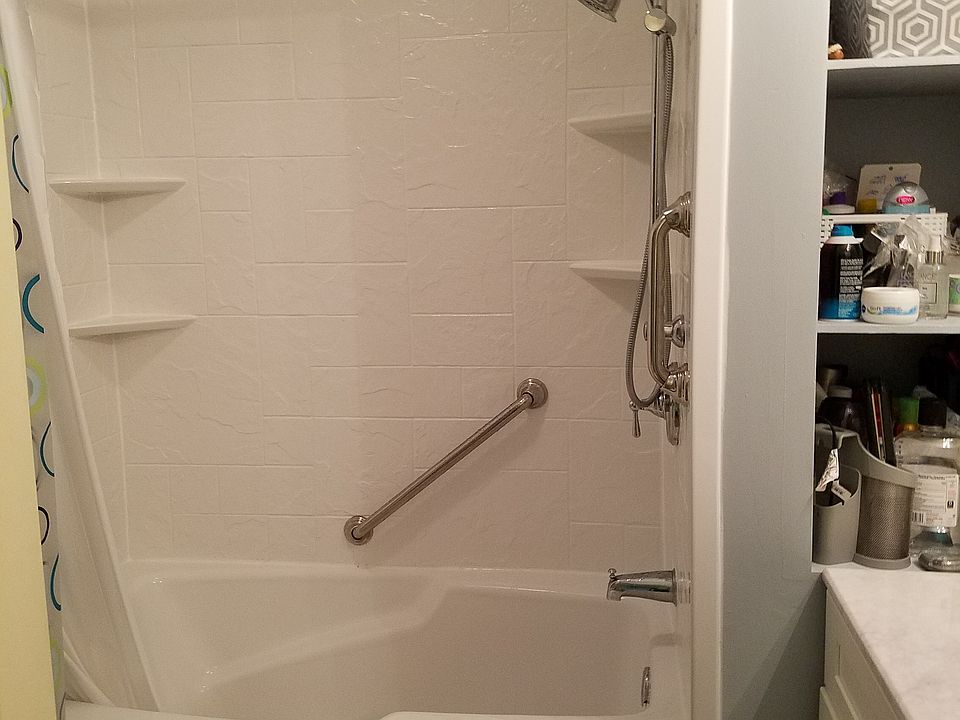 Upgraded main bath w/soaker 